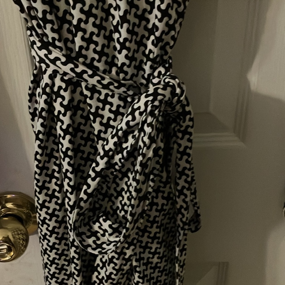 Diane Von Furstenberg- Iconic Shirt Waist Tie Dress Updated in Funky Pattern,EUC - Picture 4 of 11